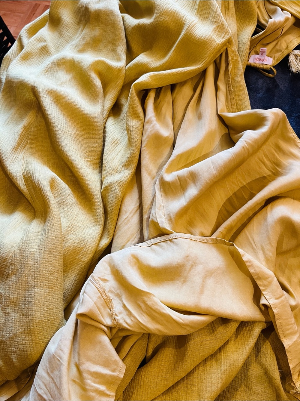 Halter dress w/ cutouts around waist. Front slit Stretchy waist. Subtle yellow M - Picture 12 of 12
